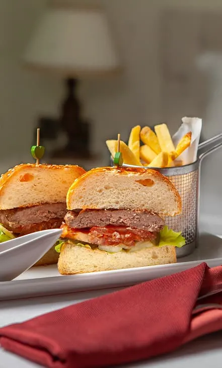 Auswahl an Burgern, Pizza und Pasta im Restaurant Maliko Food Lounge München